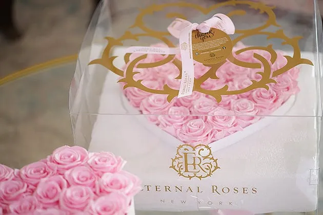 Grand Chelsea Eternal Rose Gift Box - Image 5