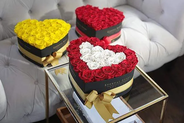 Grand Chelsea Eternal Rose Gift Box - Image 7