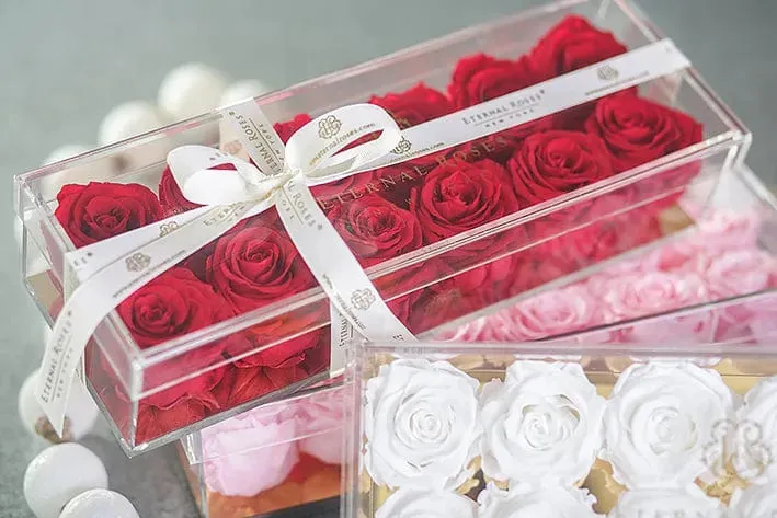 Madison Gold Twelve Roses Gift Box in Scarlet - Image 2